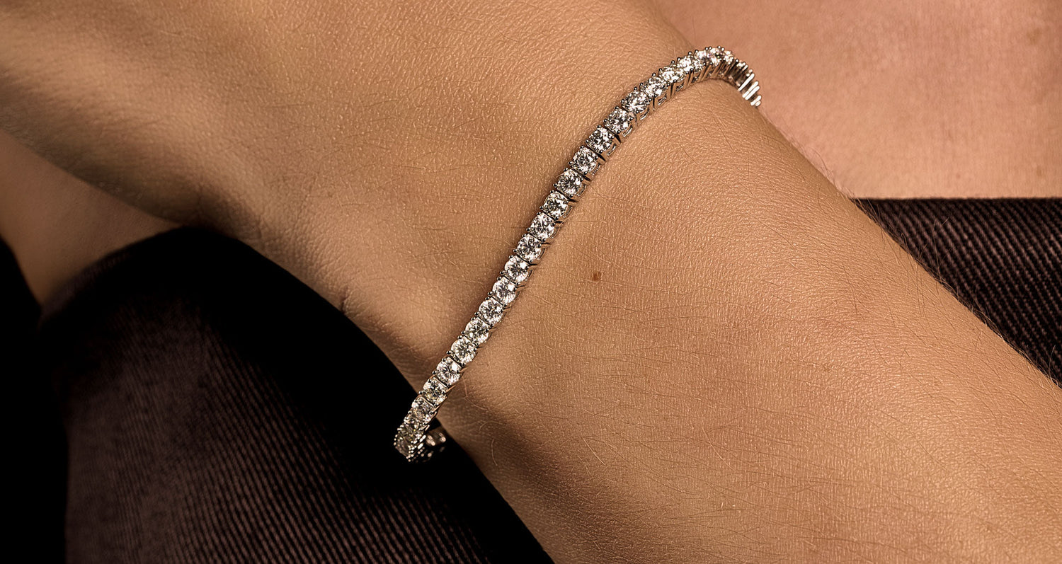 Pulsera tennis de moissanita en plata 925 en primer plano sobre muñeca femenina.-2