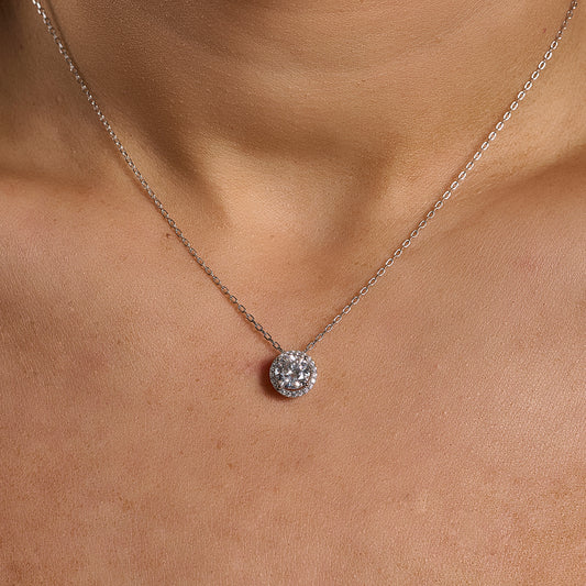 Model wearing a round contour necklace in 925 sterling silver with 1 ct brilliant cut moissanite.