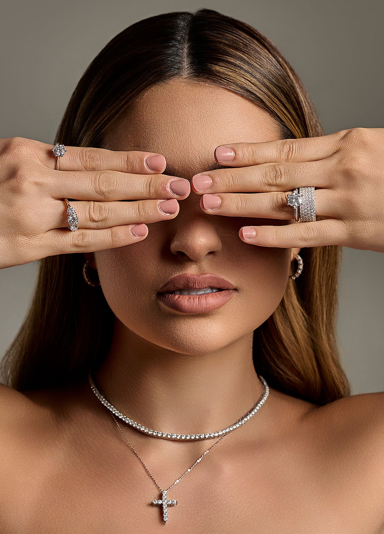Mujer elegante luciendo joyas de moissanita en plata 925 de Rinascita Jewelry.